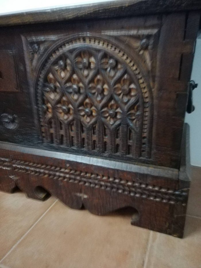 Arca color Castaño Tallada Gótica - Antigüedades y Muebles Asenjo Calderón