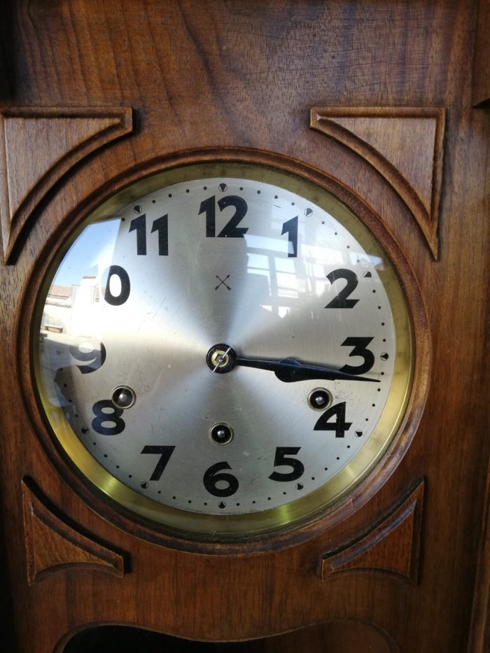 reloj,madera,nogal,antiguo,restaurado,relojero,decoracion,sonido,carrillo.-antiguedadesymueblesasenjocalderon